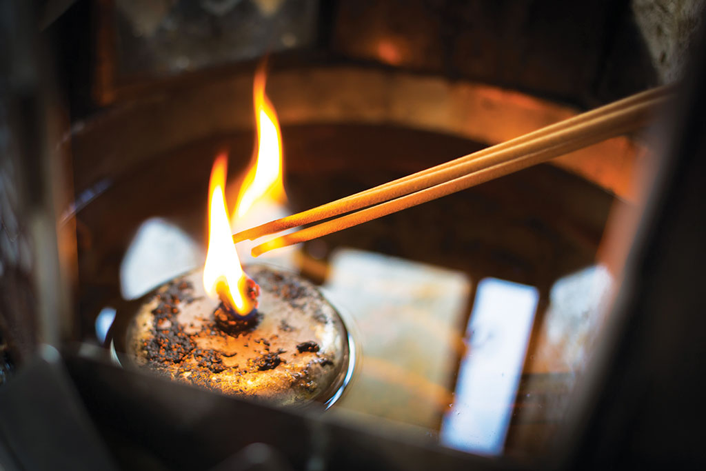 Nén hương trầm trong đạo hiếu Việt Nam